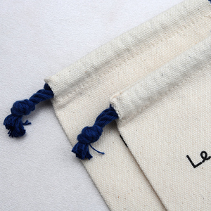Pochette en tissu de coton mousseline recyclé pour emballage de bijoux, sac à cordon en coton avec logo personnalisé - Product Image 3