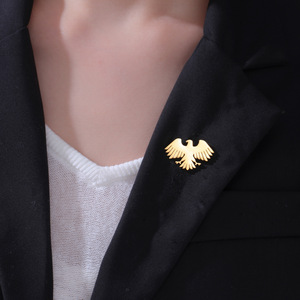 Broche Masculino de Aço Inoxidável com Águia e Flor, Acessório para Terno, Alfinete de Lapela Banhado a Ouro 18k em Liga de Zinco - Mais Vendido - Product Image 2