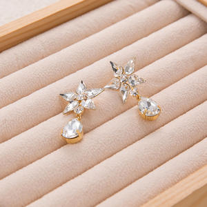 Orecchini pendenti in argento 925 con zirconi cubici per donne alla moda per matrimonio nuziali gioielli da ballo per damigelle e ospiti - Product Image 3