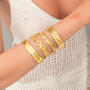 กำไลข้อมือสแตนเลสสตีลลายขนนก ชุบทอง 18K แบบเปิดกว้าง เครื่องประดับแฟชั่นสำหรับทุกเพศ - Product Image 1