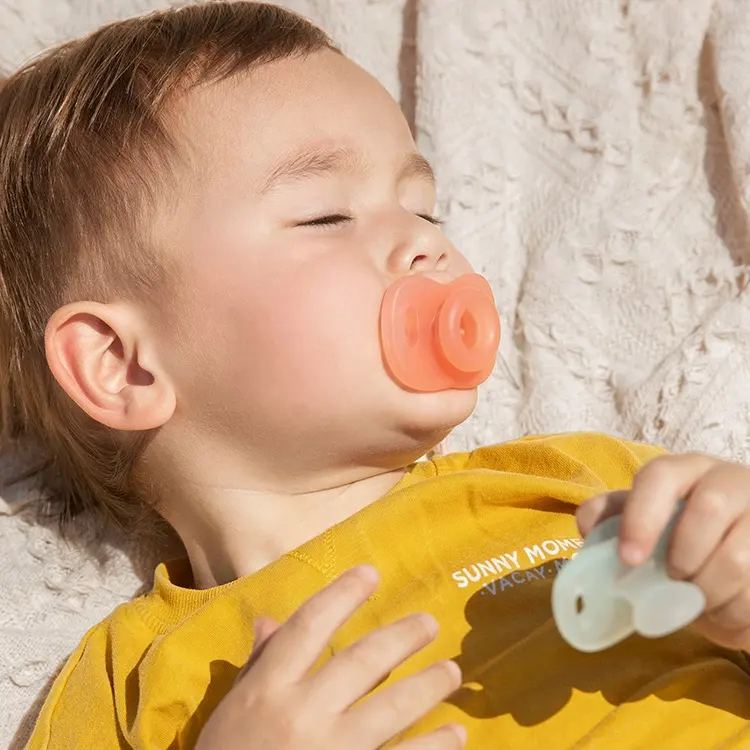 Benutzer definierte Großhandel Zahnen Schnuller Hersteller Luxus Säugling Silikon Schnuller BPA Free Baby Schnuller Nippel Mit Abdeckung