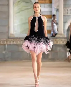 ED2219 kimshein女性时尚设计一字肩孔串珠粉红色和黑色的羽毛连衣裙优雅的夜晚