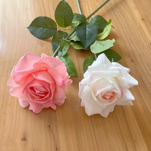 Suministro al por mayor de flores de rosa artificiales con hojas verdes, planta artificial realista para decoración de ramos de novia. - Product Image 3