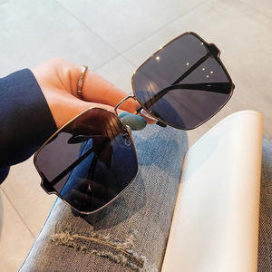 Gafas de sol retro con montura cuadrada de metal para mujer, color dorado, protección UV400, estilo urbano de gran tamaño y a la moda. - Product Image 1