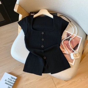 <span class=keywords><strong>Top</strong></span> en tricot à manches courtes de style coréen avec un <span class=keywords><strong>décolleté</strong></span> <span class=keywords><strong>carré</strong></span>, un design doux et élégant, une coupe ajustée et une fente sur le bas - Product Image 4