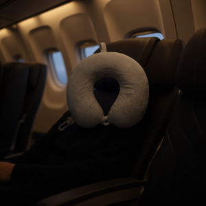 Cuscino da viaggio Ilan grigio scuro in memory foam con supporto per il collo per aereo, auto, autobus - Product Image 3