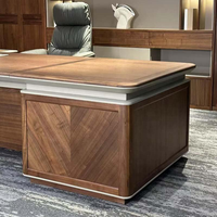 Table de bureau haut de gamme pour entreprises avec détail frontal texturé et rangement de tiroirs organisé pour bureaux de direction