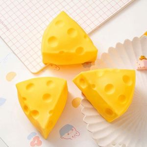Juguete Sensorial Antiestrés de TPR Suave con Forma de Queso Dorado Realista para Niños, Diversión en el Escritorio - Product Image 2