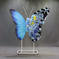 Mur floral papillon pour mariage, décoration artistique florale tendance pour restaurant, mur de fleurs pour mariage, présentation de fenêtre de banquet