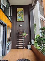 Panneau mural WPC imperméable et écologique pour la décoration de façade de maison, villa ou hôtel moderne et luxueux