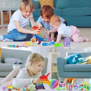 Mini Squishy Kawaii en Silicone Rigide pour Noël, Jouet Balle à Presser Personnalisée en Forme de Pain Mignon, Idéal pour la Famille, en Vente - Product Image 3