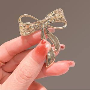 Chandail élégant pour femmes de luxe léger Corsage Niche Pin Accessoires Broche nœud haut de gamme avec perle de Zircon Vêtements fixes - Product Image 4