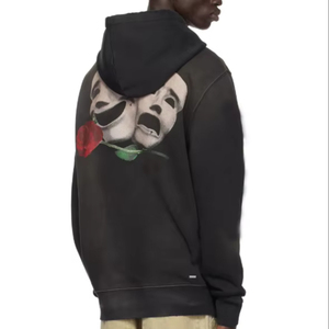 Sudadera con Capucha Negra Miri con Estampado Gráfico de Máscara de Tragedia <span class=keywords><strong>y</strong></span> Comedia Teatral <span class=keywords><strong>y</strong></span> Rosa Roja en la Espalda, Estilo Urbano Unisex - Product Image 1