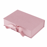 Boîte cadeau personnalisée en carton avec fermeture magnétique, recyclable, finition mate, gaufrage et ruban