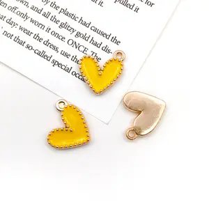 Accessoires de bijoux en gros petits pendentifs colorés en forme de cœur en alliage de zinc pour la fabrication de bijoux