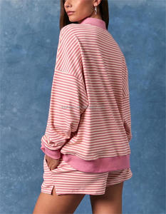 Completo da Donna a 2 Pezzi a Righe Rosse Natalizie, Felpa con Collo Alto e Patch 'Merry', Pantaloncini con Coulisse, Set Loungewear Personalizzato Taglie Forti - Product Image 5