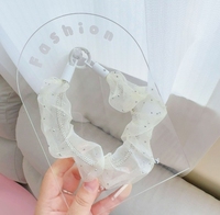 Neuer, leuchtend farbiger Chiffon mit eingelegten Diamanten. Ausgestellte, plissierte französische Spitze für eine stimmungsvolle Atmosphäre