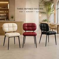 Chaise de salle à manger matelassée en similicuir noir avec dossier rembourré, pieds noirs mats, piétement de table rond en bois