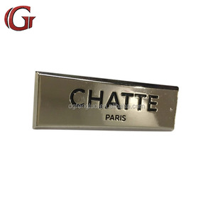 Étiquette métallique personnalisée OEM, tendance, vintage, très vendue, professionnelle, classique, pour sac à cosmétiques, logo en relief pour accessoires de sac - Product Image 1