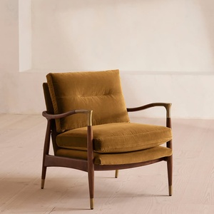 Conjunto de Sillones de Madera Maciza Estilo Mid-Century Personalizado, Sillón con Tapicería Bouclé y Otomana, Detalles Metálicos en Tono Latón para Sala de Estar - Product Image 3