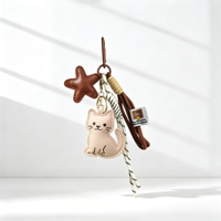 Breloque de sac en similicuir Sienna avec silhouette de chat et pendentif étoile brodé, attache tressée raffinée pour sac à dos et décoration de sac de transport