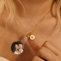 Collier pendentif initial K unique en or audacieux avec projection photo sur chaîne en boîte gravée, bijou étincelant, cadeau pour elle