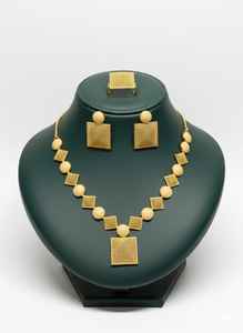 Collar SAUTOIR con Placa Chapada en Oro de 24K, Collar Largo Moderno con Diseño de Placa Limpia para una Joyería Atemporal y Elegante - Product Image 4