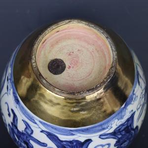 แจกันเครื่องลายครามจีนโบราณ ลายแปดเทพ ลงสีน้ำเงิน ขาว และทอง - Product Image 6