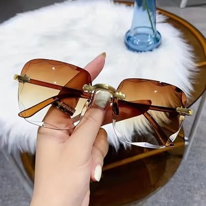 Lunettes sans monture à bords coupés, dégradées, nouvelles visières de <span class=keywords><strong>soleil</strong></span> d'été pour femmes, verres transparents multicolores, UV400, lunettes de <span class=keywords><strong>soleil</strong></span> pour femmes - Product Image 3