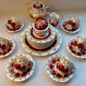 Vajilla Comercial de Porcelana China con Baño de Oro Rojo, Estilo Europeo, con Diseño de Patrón Alegre y Festivo para Restaurantes - Product Image 1