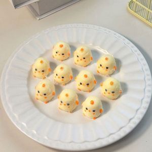 Nouveau Jouet Mochi Poulet Jaune TPR Anti-stress à Presser, Nouveauté Amusante pour Soulager le Stress - Product Image 3