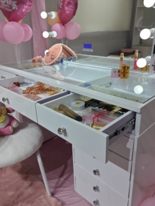 Table <span class=keywords><strong>de</strong></span> toilette moderne blanche pour chambre à coucher avec miroir LED amovible et réglable et tiroirs <span class=keywords><strong>de</strong></span> rangement - Product Image 6