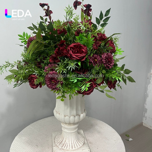 Bola de Flores Artificiales de Seda Personalizada LEDA, Rosa Roja con Follaje, Centro de Mesa para Decoración de Bodas - Product Image 3