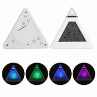 Meilleures ventes - Réveil numérique LED triangulaire à 7 couleurs changeantes - Fonction snooze - Horloge de table pour enfants