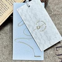 Étiquettes suspendues personnalisées de luxe pour vêtements, en papier gaufré, avec logo personnalisé et cordons