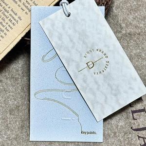 Étiquettes de vêtements de luxe personnalisées, chemises, étiquettes de cartes avec nom et ficelles imprimées sur du papier typographique - Product Image 4