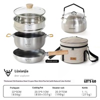 Ensemble de 4 ustensiles de cuisine en acier inoxydable comprenant une marmite (couleur originale), un saladier en forme de croissant, un plat à four, des pinces de barbecue, une théière, couleur argent