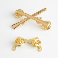 Pins de revers personnalisés en alliage de zinc moulé sous pression, imprimés en typographie 3D motif fusil croisé, plaqués laiton, pour collection, souvenir et cadeau