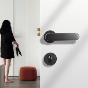 ชุดลูกบิดประตูทองเหลืองแบบด้าน พร้อมกุญแจทองแดง  ด้ามจับประตูสีดำ และมือจับประตู - Product Image 5