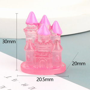 Vente en gros de figurines en résine de château de rêve de dessin animé, ornements en résine kawaii, modèle en résine qui brille dans le noir pour la décoration de voiture - Product Image 3