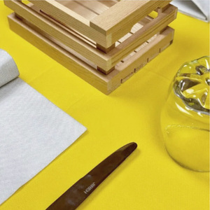 Tovaglie monouso giallo 100 100x100cm TNT resistenti e antimacchia per gli eventi - Product Image 3