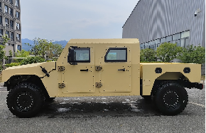 B6 Hoogwaardig mobiel speciaal transportvoertuig voor speciale doeleinden, waardoor de veiligheid van het personeel in hooggevaarlijke gebieden wordt gewaarborgd, 4x4 vrachtwagen - Product Image 4