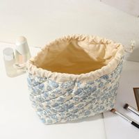 Pochette de maquillage de voyage à fleurs bleu clair personnalisée sac à cosmétiques grande capacité sac à maquillage en coton matelassé avec cordon de serrage avec doublure en toile