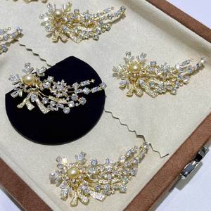 Broche géométrique française de luxe haut de gamme avec pierres précieuses éblouissantes et un tempérament super étincelant pour une tenue de soirée à fleurs sur la poitrine - Product Image 2