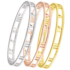 Bracelet jonc en acier inoxydable plaqué or PVD 18 carats avec découpe de chiffres romains | |   Imperméable, hypoallergénique et résistant à la décoloration - Product Image 1