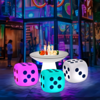 Ensembles de meubles de bar à thème ludique, tables et chaises lumineuses avec design dés, formes polyvalentes pour diverses situations
