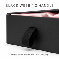Boîte cadeau rigide élégante noir mat avec doublure satinée, coussin en tissu rose poudré, poignée en ruban, couvercle à charnière pour bijoux et montres - Vente en gros