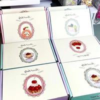 Boîte rigide en papier écologique avec impression vintage de desserts français, laminage mat et gaufrage, pour emballage cadeau personnalisé en couleur