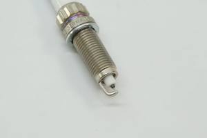 หัวเทียนอิริเดียมแพลตตินัม KM PREMIUM รุ่นใหม่ สำหรับหัวเทียน 12 12 <span class=keywords><strong>0</strong></span> 037 582 ZR5EPP33-S พร้อมการรับประกัน 80,000 กม. - Product Image 3