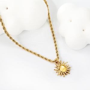 เครื่องประดับกันน้ำไม่หมอง 18k ชุบทอง สร้อยคอจี้รูปพระอาทิตย์ สร้อยคอเชือกเกลียวสแตนเลส - Product Image 3